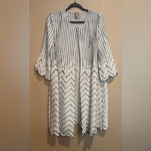 Black and White Chevron Long Blouse w/ Clasp, 3/4 Sleeve, Crinkly and Light